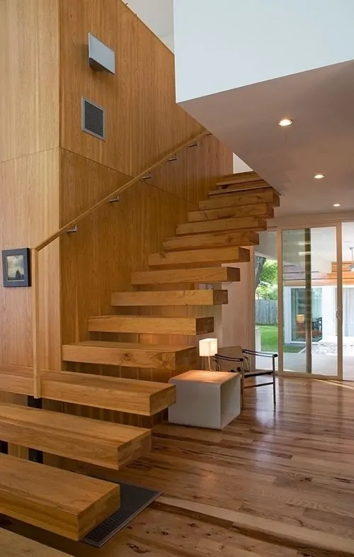 Escada de madeira com painel e sem corrimao