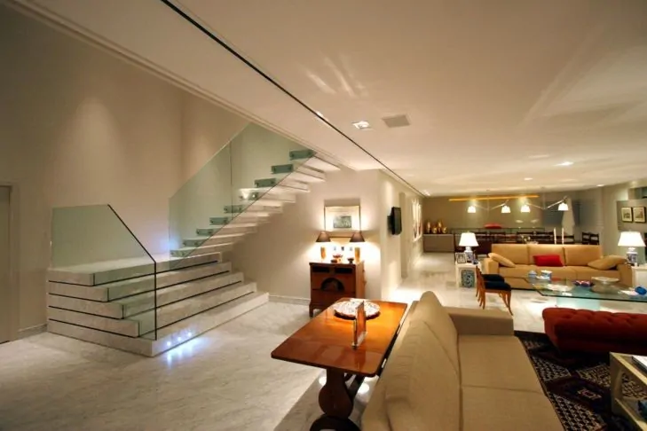 sala de estar com escada diferente
