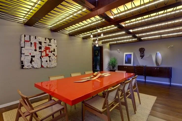 sala de jantar com mesa colorida rustica e moderna