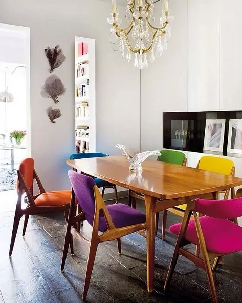 sala de jantar retro com cadeiras coloridas