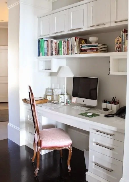 escritorio-em-casa-com-moveis-classicos-e-pequenos