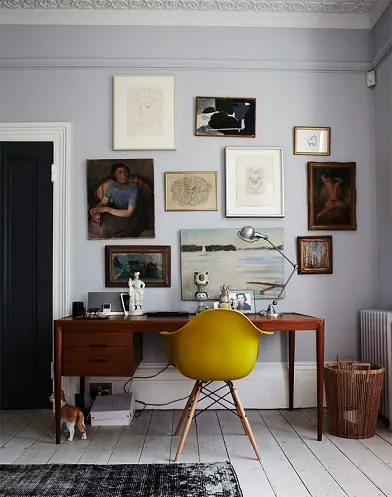 home-office-pequeno-com-mesa-de-madeira-e-quadros