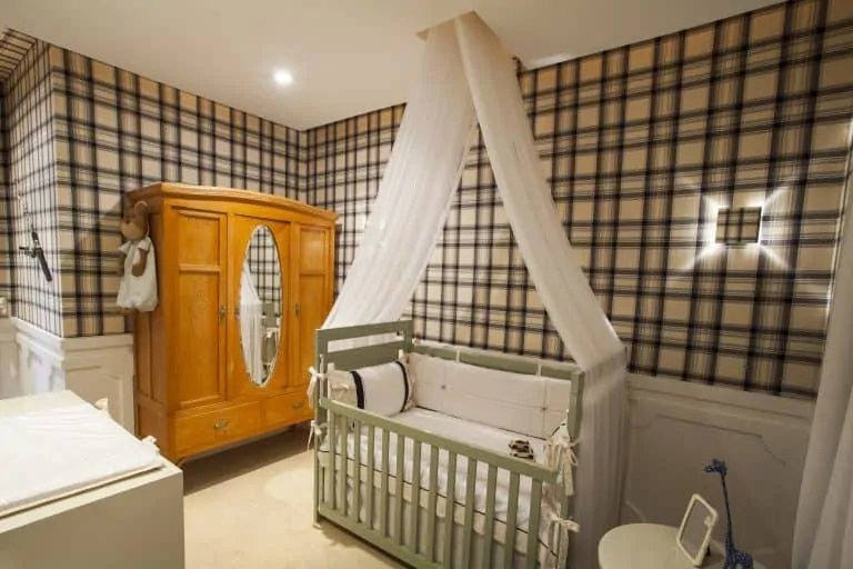 decoracao classica quarto de bebe com armario antigo