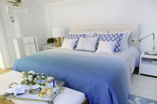 quarto com roupa de cama azul moderno