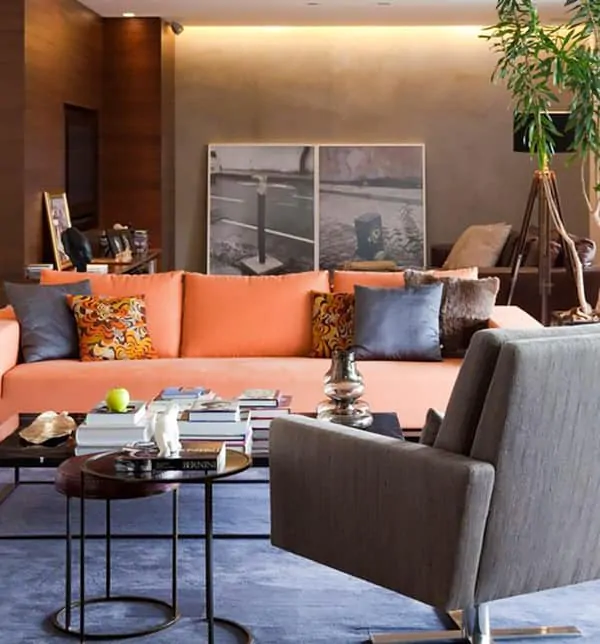 sala moderna com sofa laranja