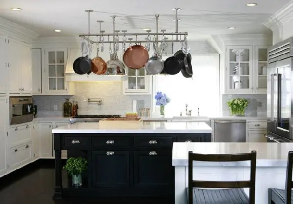 Cozinha clássica preto e branco