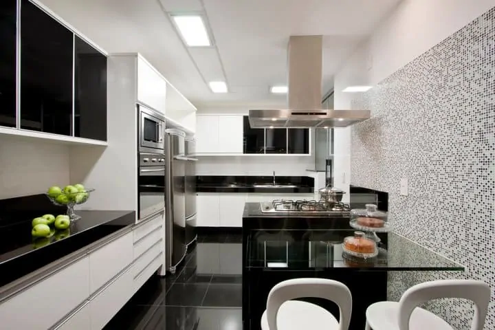 cozinha branca com piso preto