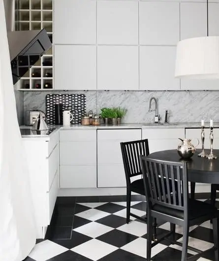 Cozinha com piso xadrez
