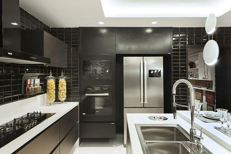 Cozinha moderna preta com tampo branco
