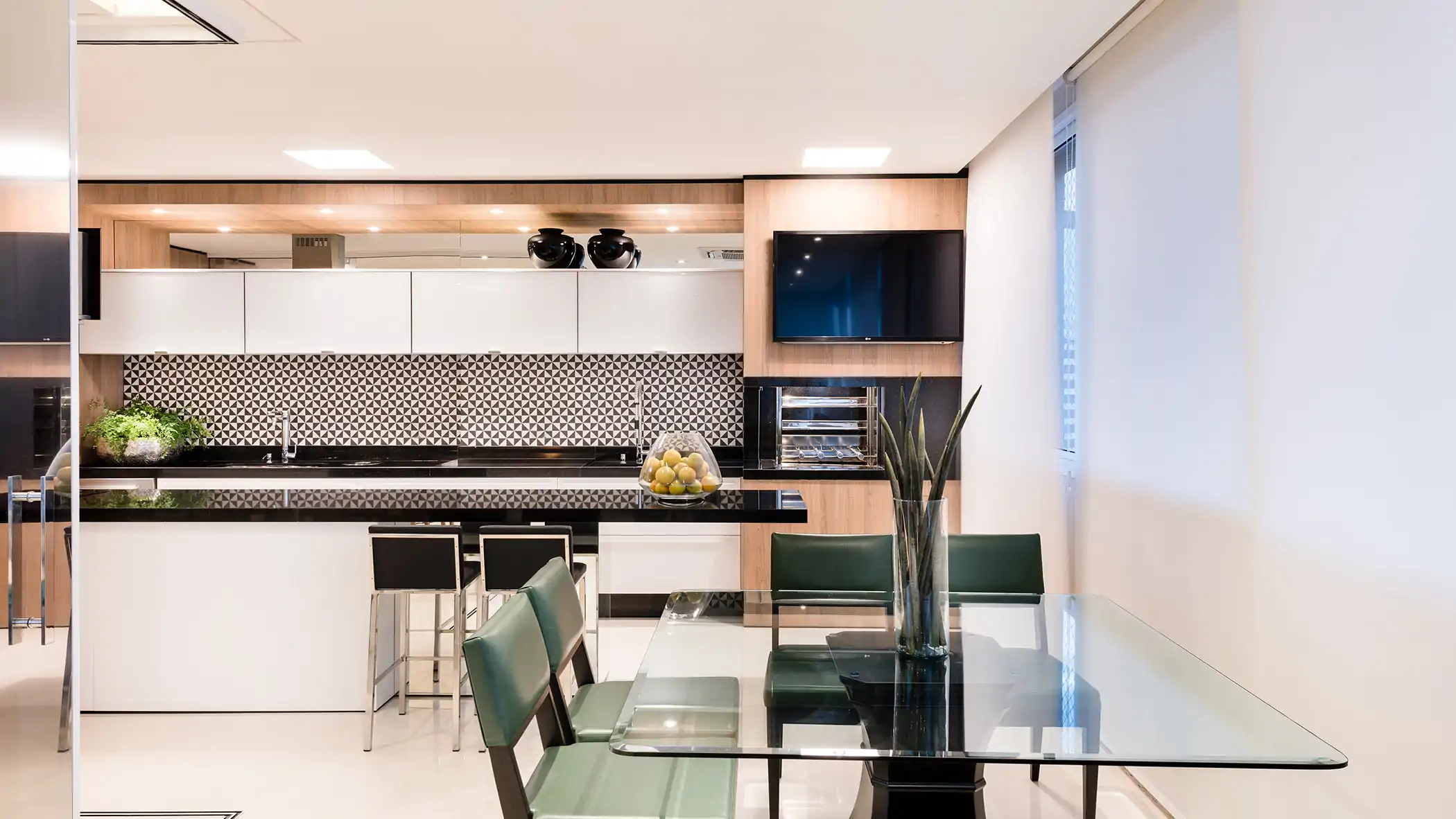 Cozinha moderna preto branco e madeira