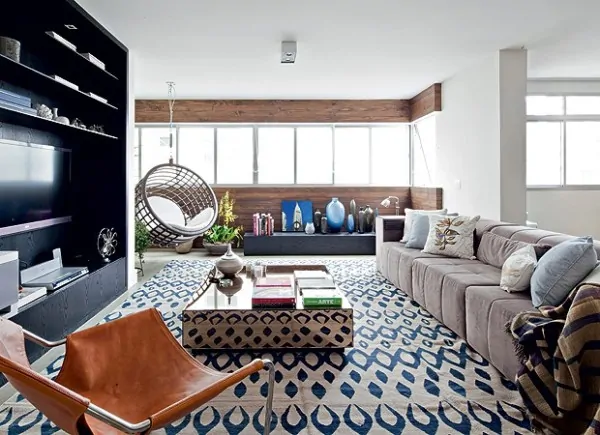Sala moderna com tapete geometrico azul