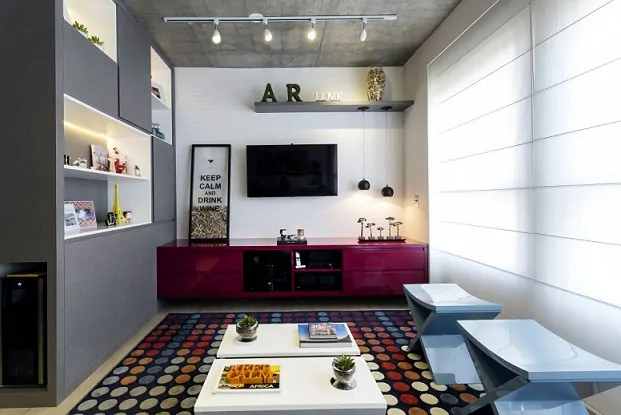 sala de tv colorida com tapete de bolinhas