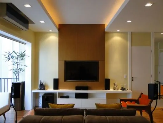 Sala simples com gesso acompanhando o painel da TV