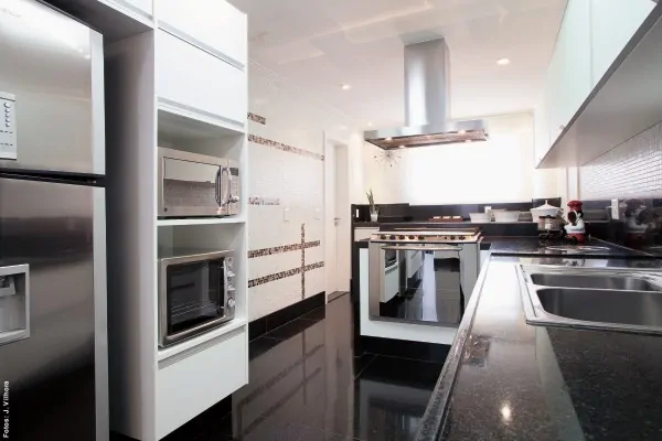 01 cozinha branca com eletros em inox e piso preto