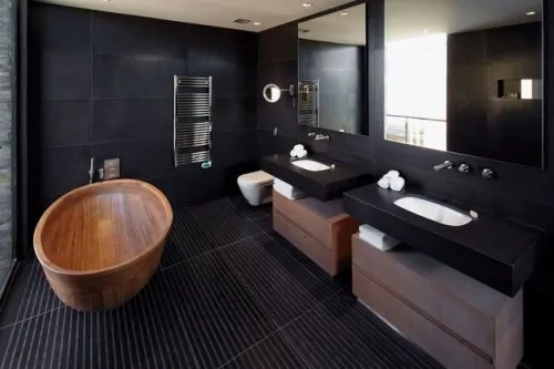 13 banheiro preto no piso e parede e madeira