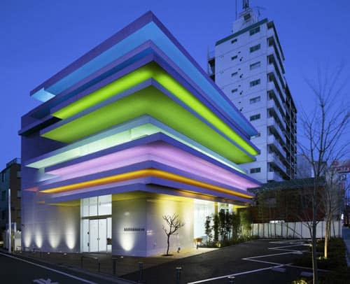15 fachada moderna com iluminacao colorida