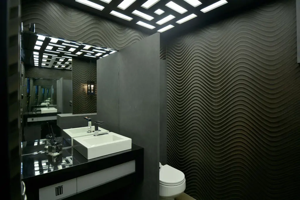 Banheiro com material preto nas paredes