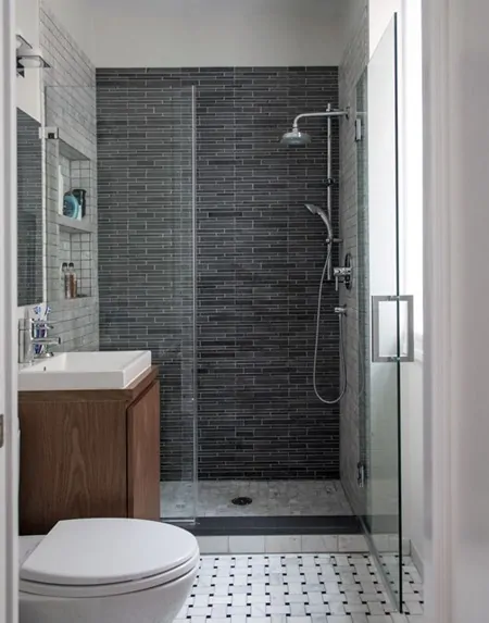 Banheiro com revestimento e piso preto e branco