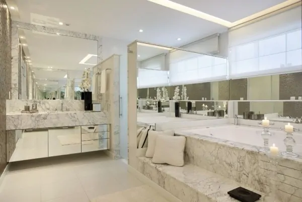 Banheiro grande com marmore carrara gioia