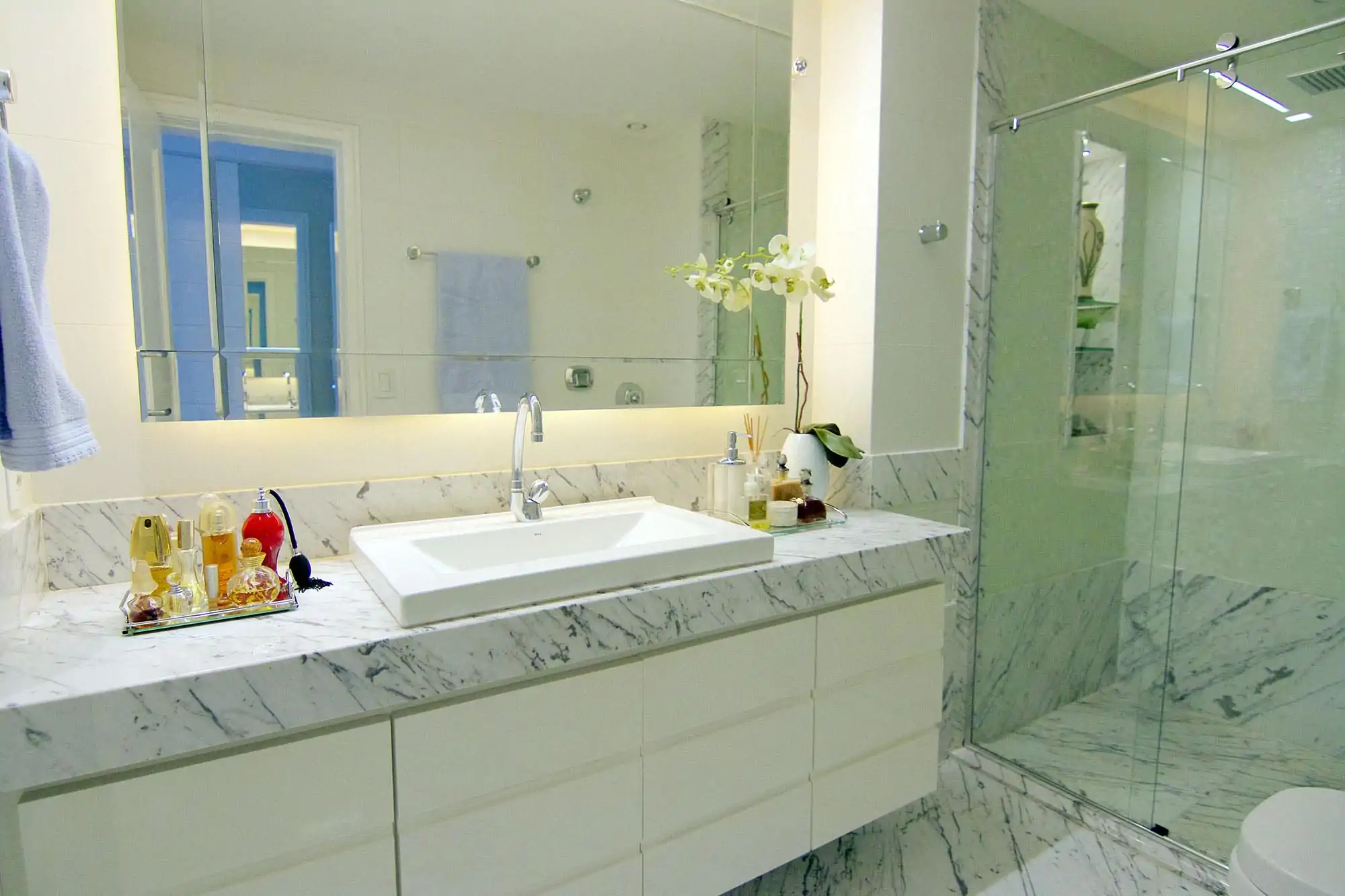 banheiro com marmore calacatta branco