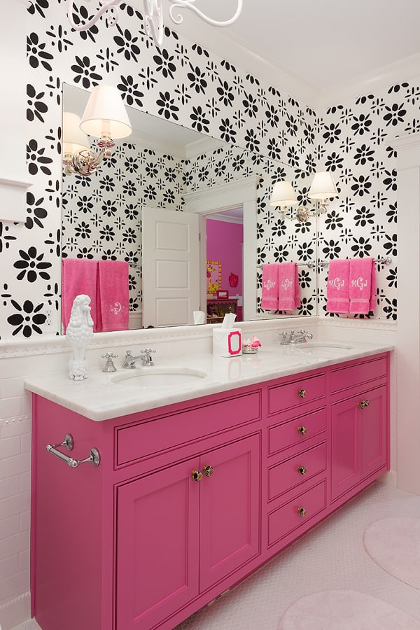 banheiro feminino com movel rosa antigo
