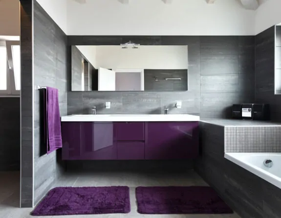 banheiro neutro cinza com movel roxo