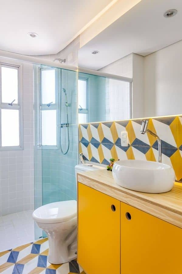 banheiro pequeno com movel amarelo revestimento colorido
