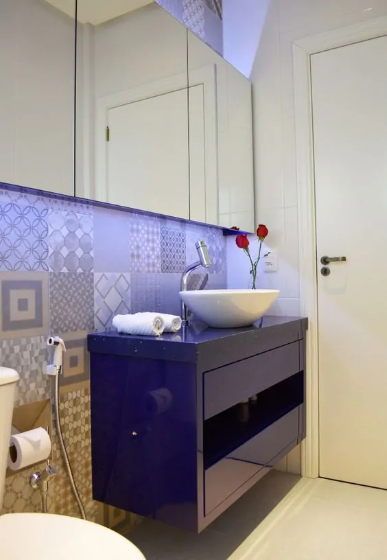 movel azul escuro para banheiro moderno