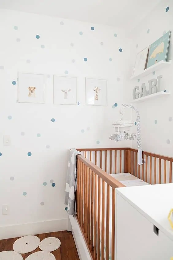 quarto de bebe menino com decoracao branca e madeira
