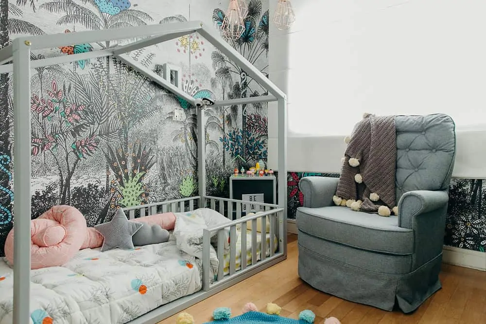 quarto infantil com tema selva em cinza