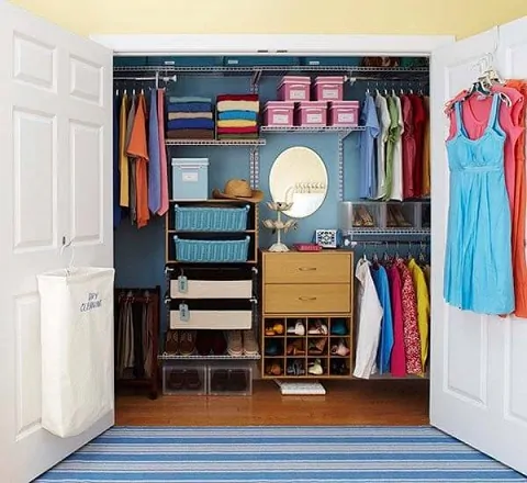 Closet colorido com aramados dentro de armário embutido