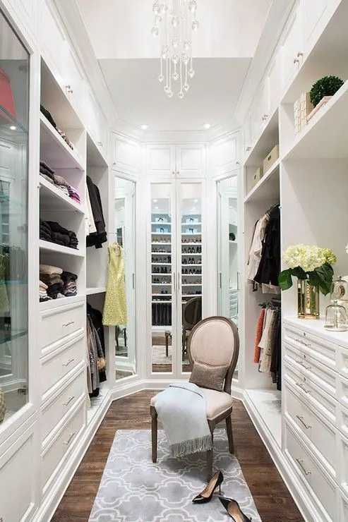 Closet branco e clássico com lustre