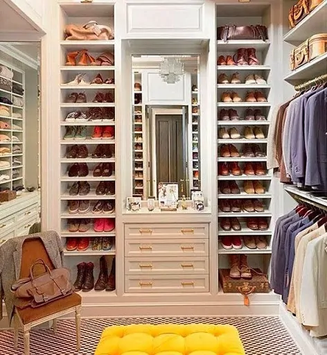 Closet clássico com muitos sapatos
