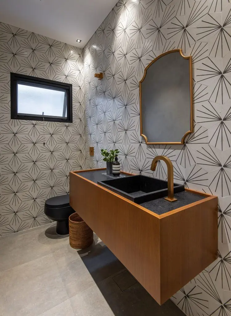 lavabo moderno com papel de parede e sanitario preto