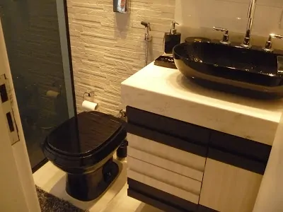 banheiro pequeno com cuba e vaso preto
