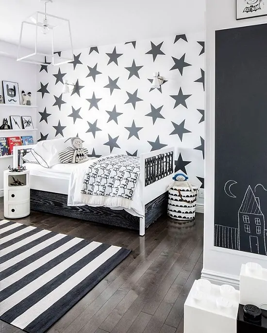 Decoração preto e branco em quarto infantil com adesivos