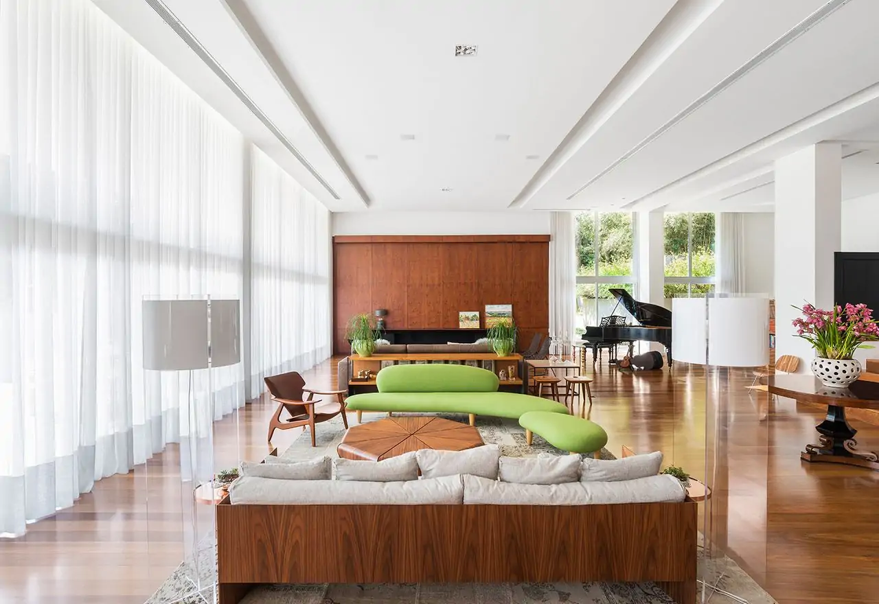 sala de luxo com sofa verde diferente