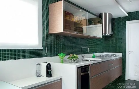 cozinha com pastilha de vidro verde