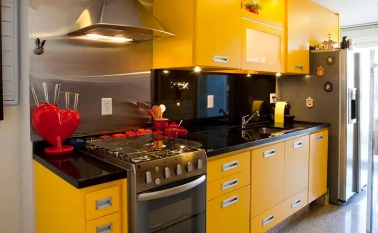 Móveis sob medida amarelos na cozinha
