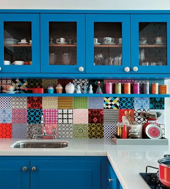 Móveis de cozinha azul com revestimento de ladrilhos coloridos