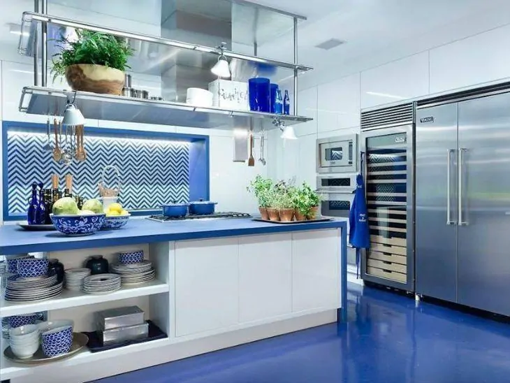 Decoração de cozinha azul com móveis brancos