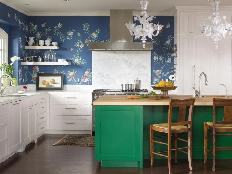 Floral azul na parede da cozinha com bancada verde
