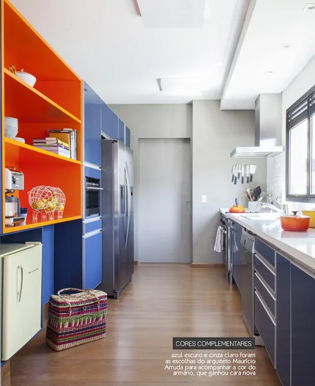 Móveis de cozinha azul com laranja