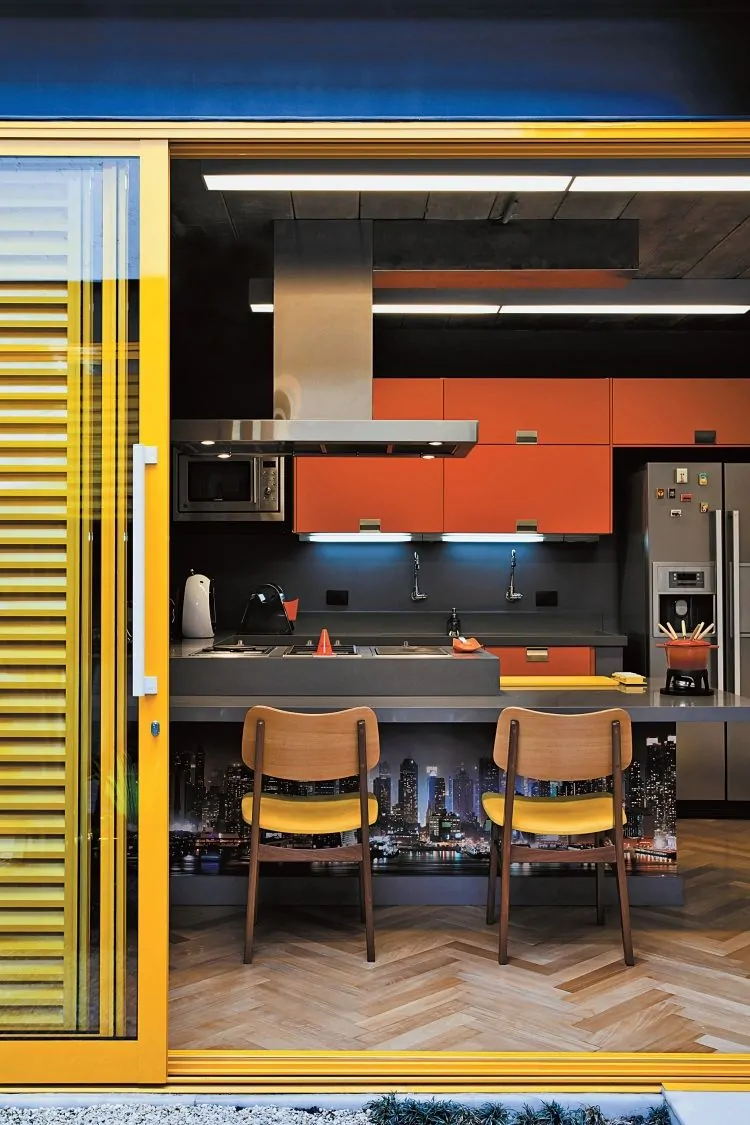 Decoração de cozinha com laranja, cinza, amarelo e azul