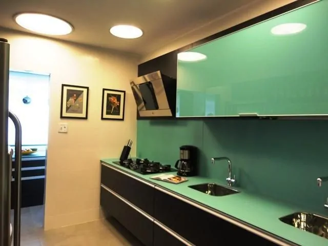 Verde água nos móveis da cozinha com preto