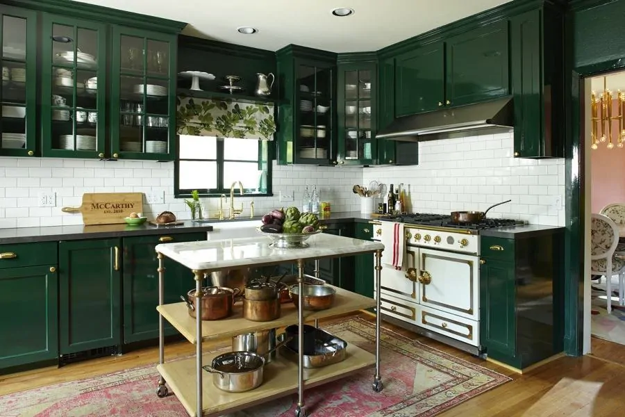 Decoração de cozinha com móveis de laca verde