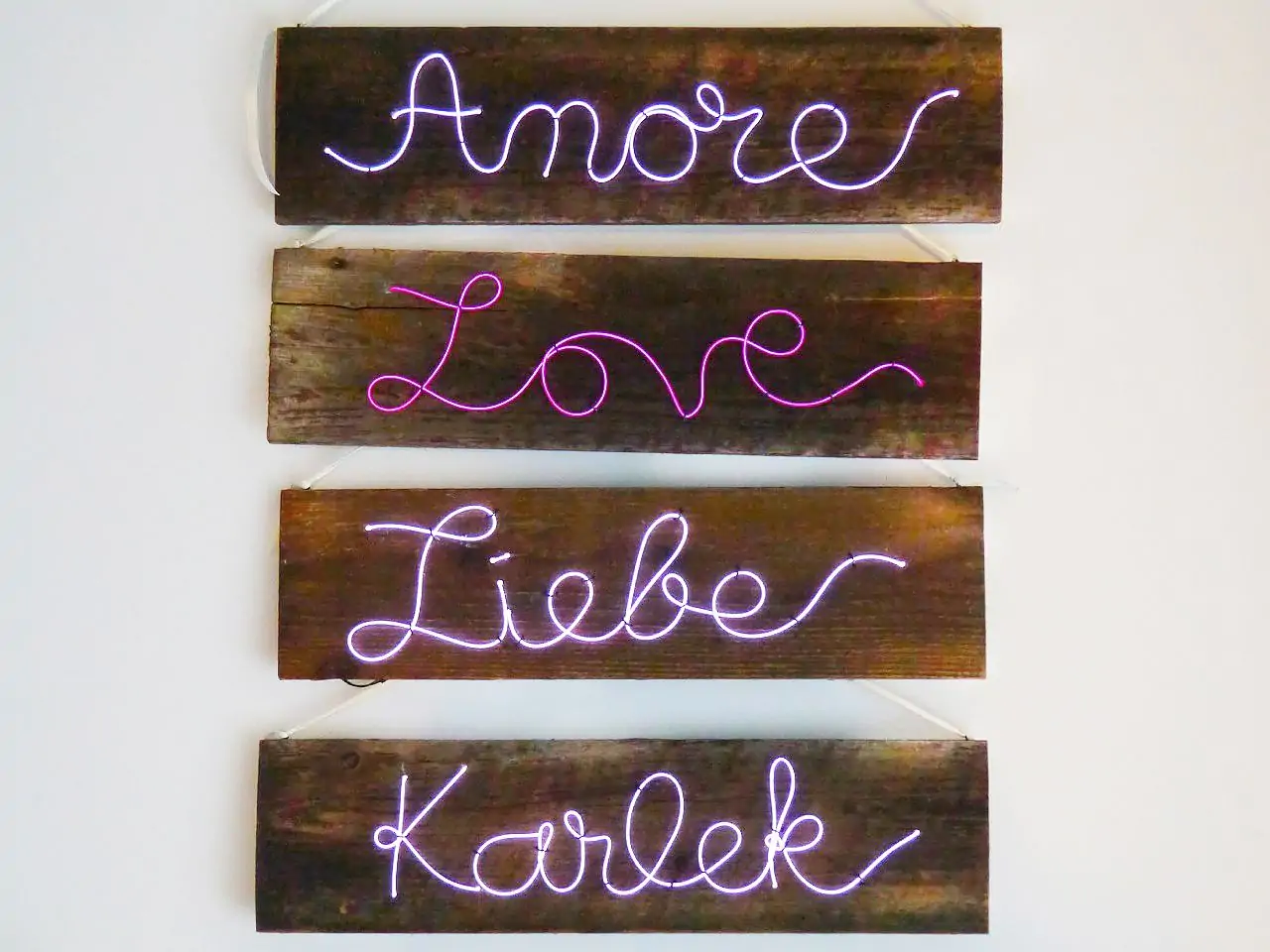 Palavra amor em vários idiomas em Neon