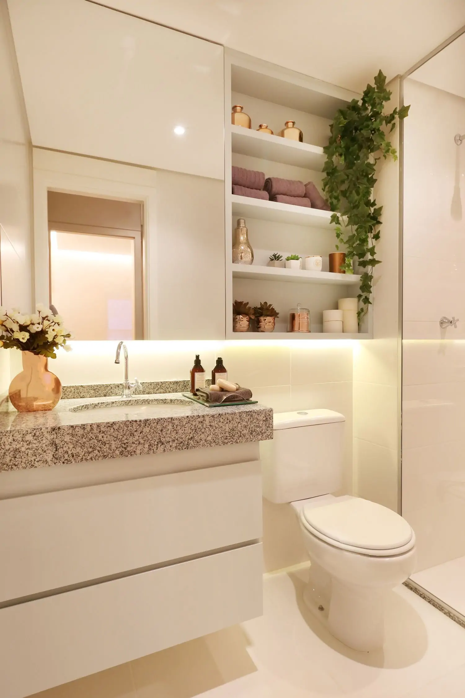 Banheiro branco simples com vegetação