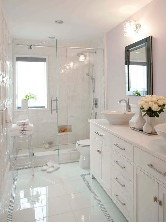  Banho elegante todo branco com parede de textura branca