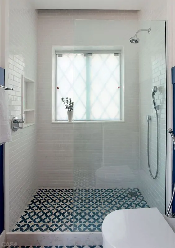 Banheiro branco com piso de ladrilho hidráulico